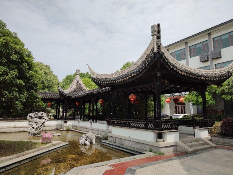 三阶魔方，拼好后出现顶层只有两个中间块需要互换颜色，怎么解决？游戏画面